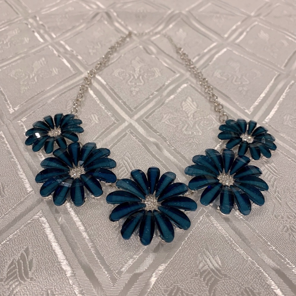 Flower necklace - Picture 4 of 4